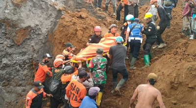 Usai Evakuasi 1 Korban Longsor Pronojiwo Lumajang, Pencarian Dilanjut Besok