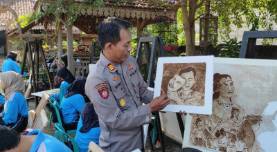 Polisi di Kediri Ajak Siswa Melukis dengan Ampas Kopi