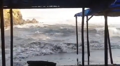 Gelombang Laut di Jember Tinggi, BPBD Ingatkan Pengunjung Pantai Berhati-hati