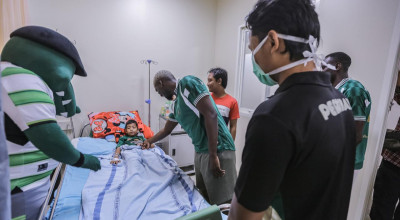 Persebaya Berbagi Kebahagiaan dengan Pasien RS BDH Surabaya di HUT ke-97