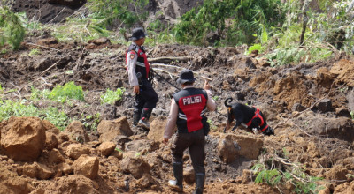 Polisi Kerahkan Anjing Pelacak Cari Korban Longsor Pronojiwo Lumajang