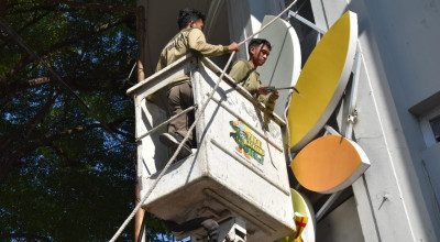 Satpol PP Surabaya Tertibkan Reklame Bandel, 20 Dibongkar Paksa