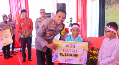 10 Anak Petani di Sidoarjo Dapat Beasiswa Rp5 Juta