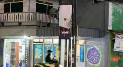 Banner N2 Hastag SAM Bertebaran di Kota Malang Jelang Pilkada, Siapa Sosoknya ?