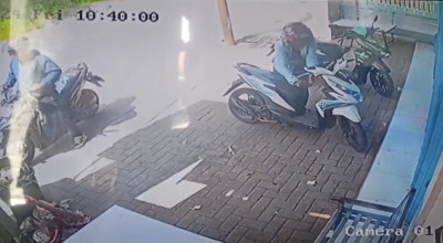 Terekam CCTV, Pencuri Motor Beraksi di Toko Pesantren Darul Hikmah Bangkalan