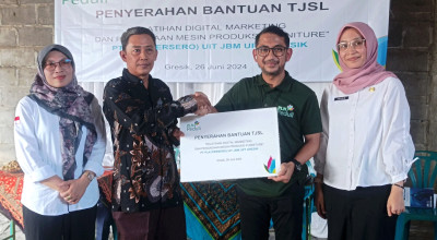 PLN Beri Alat Produksi dan Pelatihan Digital Marketing Perajin Furniture