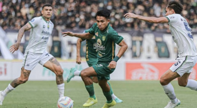 Serba Bisa, Kasim Botan Berubah Posisi di Tangan Caretaker Persebaya Surabaya