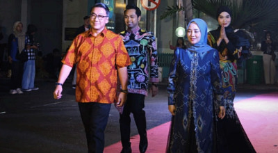 Manager GA PT Smelting Kenakan Motif Nogo Giri di Batik Fashion Street Gresik