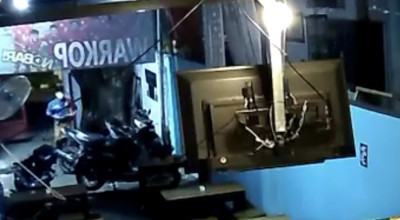 Pria Berseragam Minimarket Terekam CCTV Gagal Curi Motor di Bangkalan