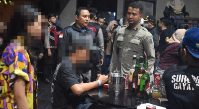 Satpol PP dan BNN Razia Hiburan Malam di Surabaya, 2 Orang Positif Narkoba