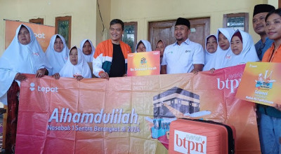Tangis Haru 8 Ibu Rumah Tangga di Lamongan, Pinjam Bank Berbuah Hadiah Umroh