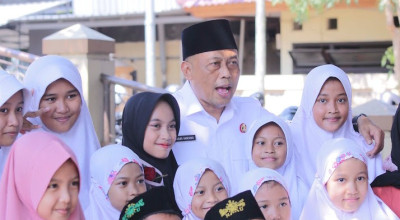 Kang Giri Perbaiki Ratusan Sekolah di Ponogo