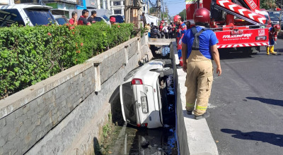 Sigra Putih Masuk Selokan di Rungkut Surabaya, Kok Bisa?