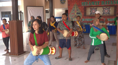 Melihat ODGJ di Tulungagung Latihan Menari
