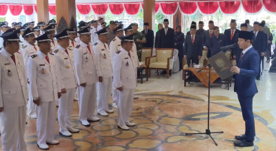 Bupati Trenggalek Serahkan Surat Perpanjangan Jabatan Kades, Ini Pesannya