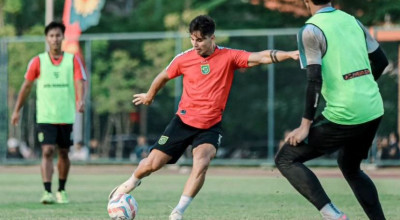 Pemain Persebaya Surabaya Minta Bonek Tak Nyalakan Flare dalam Anniversary Game