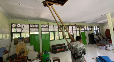 Atap Bangunan SMPN di Trenggalek Rusak, Guru Mengungsi ke Aula