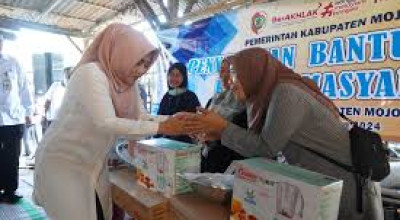 Bupati Mojokerto Salurkan Bantuan Modal Usaha untuk Warga Mojoanyar dan Bangsal