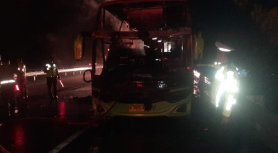 Bus Gunung Harta Terbakar di Tol Jombang