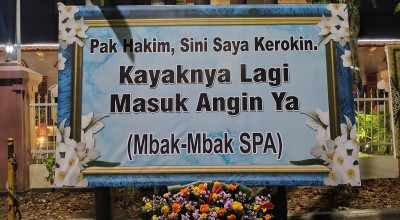 Karangan Bunga Hiasi Depan PN Surabaya Sindir Vonis Bebas Anak Eks DPR RI