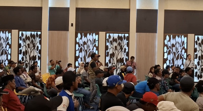 Nelayan Tolak Pembangunan Surabaya Waterfront Land, Sosialisasi Hujan Interupsi