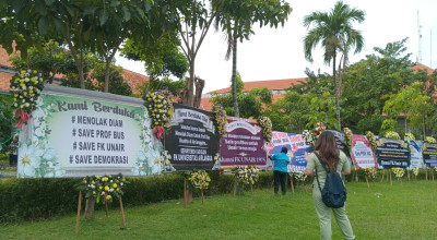 Karangan Bunga Bertajuk Matinya Kebebasan Berpendapat Bertebaran di Unair