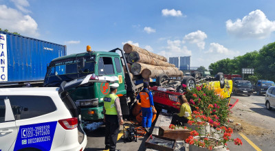 Kecelakaan Elf asal Bojonegoro Vs Truk Kayu di Tol Kebomas Gresik, 2 Orang Tewas