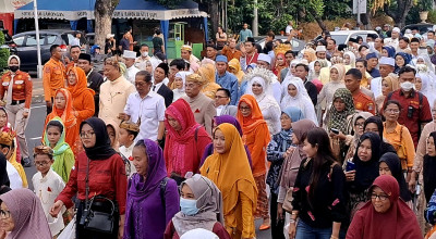 Foto: 330 Pengantin Nikah Massal Diarak di Surabaya