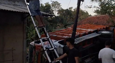 Truk di Bangkalan Sruduk Warung, usai Tabrak Motor
