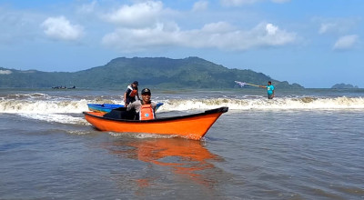 23 Nelayan Ikut Lomba Balap Perahu Kunting di Pantai Cengkrong Trenggalek