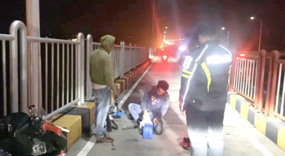 Polisi Tertibkan Puluhan Pemancing di Jalur Motor Jembatan Suramadu