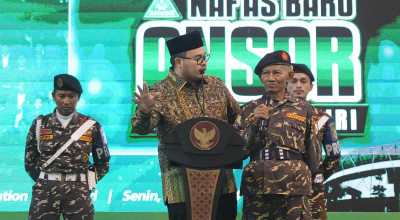 Mas Dhito Beri Bantuan Anggota Banser Tertua di Pelantikan GP Ansor