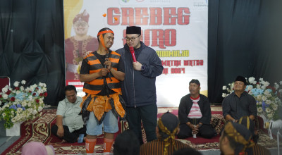 Mas Dhito Beri Hadiah Petani Milenial Kediri di Acara Sedekah Bumi