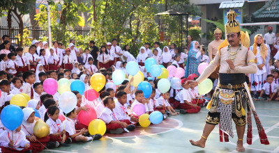 MPLS di Surabaya, Guru hingga Kepala Sekolah SD Pakai Kostum Unik Sambut Siswa