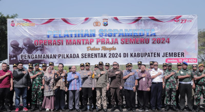 Demonstrasi Anarkis, Polisi Selamatkan Ketua KPU Jember