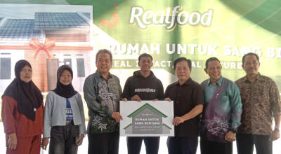 Fadly Alberto Striker Timnas U-16 asal Bojonegoro Terima Hadiah Rumah