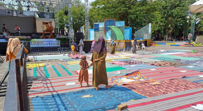 Jamaah Berduyun-duyun Datangi Lokasi Pengajian Gus Iqdam di Alun-Alun Lamongan