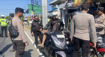 Polisi Amankan Perbatasan Ponorogo saat Suran Agung Perguruan Silat PSHWTM