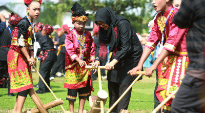 Serunya Ratusan Anak-anak Banyuwangi Bermain Permainan Tradisional