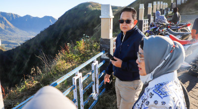 Pj Gubernur Adhy Karyono Takjub Lihat Lautan Awan Puncak B29 Lumajang