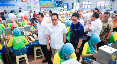 Pj Gubernur Jatim Salurkan BLT Bagi Hasil Cukai Tembakau di Bojonegoro