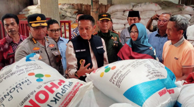 Pastikan Stok dan Distribusi Aman, Pj Wali Kota Malang Tinjau Kios Pupuk Bersubsidi