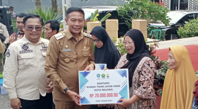 Pj Wali Kota Malang, Wahyu Hidayat Serahkan Bantuan RTLH di Lowokwaru