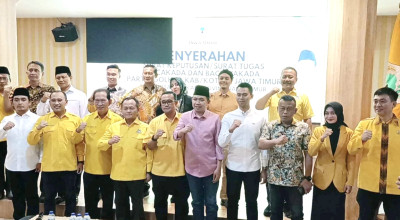DPD Golkar Jatim Beri SK Ra Mamak-Haji Ab Maju Pilkada Sampang