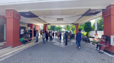 Relawan AH Thony Bikin Aksi di Depan Kantor DPRD Surabaya, Gak Bahaya Ta?