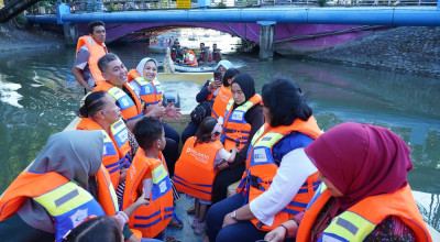 Keseruan Terminal Petikemas Surabaya Ajak Balita di Krembangan Wisata Perahu