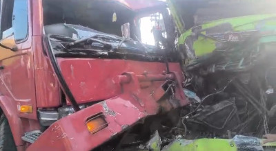 2 Truk Adu Banteng di Lamongan, Gegara Hindari Pemotor