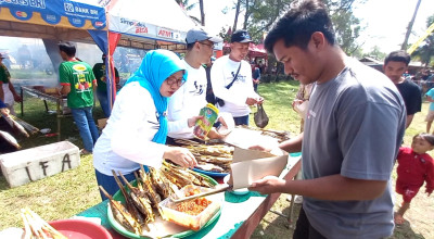 2000 Ikan Bakar Dibagikan Gratis di Pantai Cengkrong Trenggalek