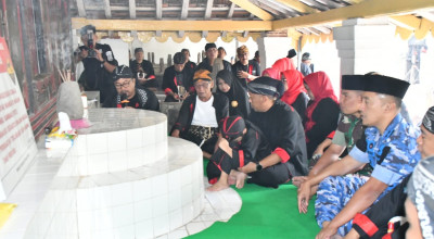 Kang Giri Ziarah ke Makam Leluhur di Ponorogo Jelang 1 Suro