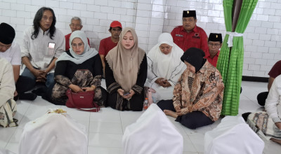 Risma Ziarah Sunan Bungkul Jelang Daftar ke KPU sebagai Cagub Jatim 2024